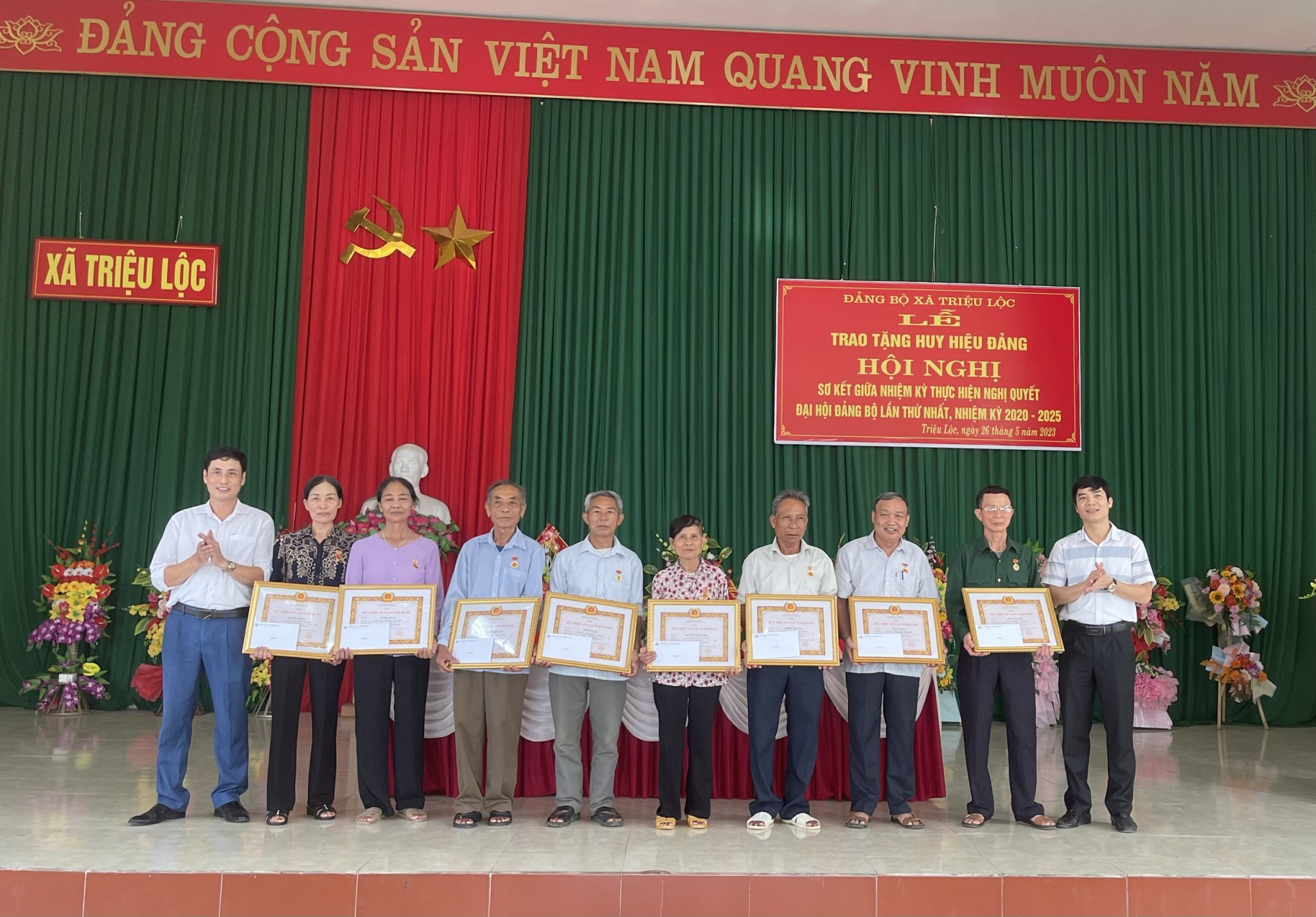 Đảng bộ xã Triệu Lộc trao Huy hiệu Đảng và tổ chức hội nghị sơ kết giữa nhiệm kỳ thực hiện Nghị quyết Đại hội Đảng bộ xã lần thứ XXIX, nhiệm kỳ 2020-2025.